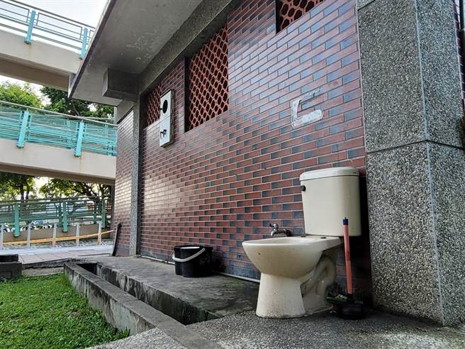 北投立农公园的「露天马桶」，网笑是国王的新衣。(照片/游定刚 拍摄)