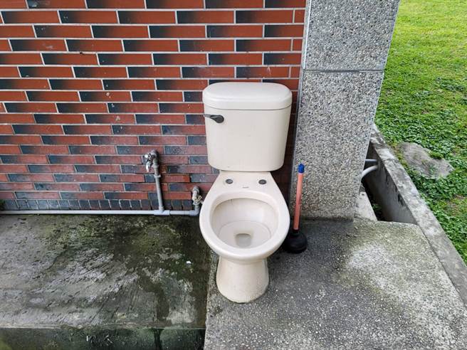 「露天马桶」一个要价5千元，真实用途是给狗用的马桶。(照片/游定刚 拍摄)