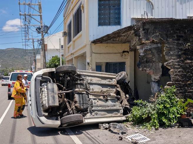 满州车祸警方正厘清事故原因。(民眾提供)