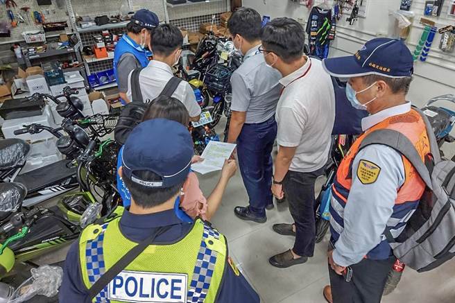 县府专案执行电动自行车业者稽查。（罗浚滨传真）