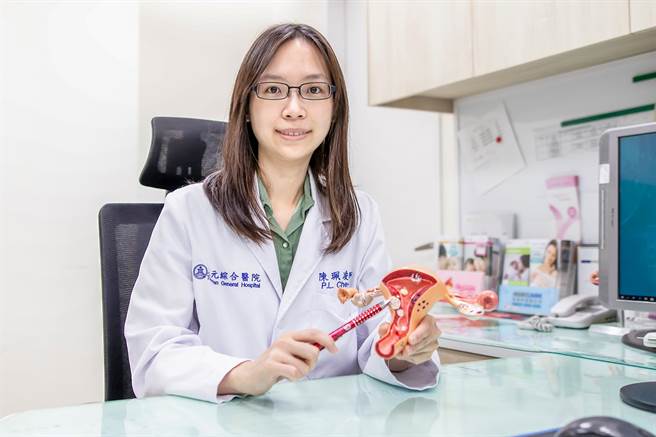 东元综合医院妇产科主治医师陈佩凌指「更年期贺尔蒙疗法」，可让三大族群妇女渡过4种停经併发症。(东元综合医院提供／罗浚滨新竹传）