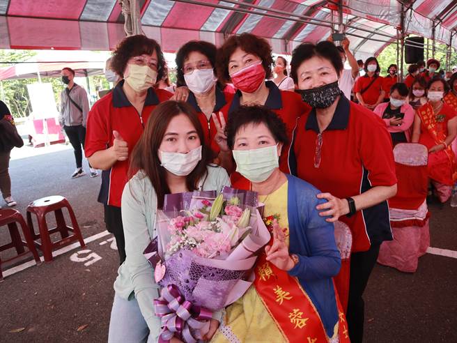 彰化縣員林市現年71歲的賴美蓉（前排右１），從高中開始擔任代書工作，婚後協助丈夫經營水電工程行，將水電工程經營的有聲有色，65歲後過上退而不休的生活，投入社會公益活動，前後擔任17個社區發展協會志工、地方宮廟志工，為社區鄰里無私奉獻，獲得今年縣模範母親楷模殊榮。（吳建輝攝影）