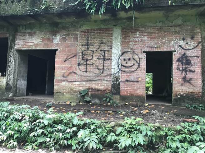 大溪顺和煤矿遭喷漆撒冥纸。(朱文荣提供／吕筱蝉桃园传真)