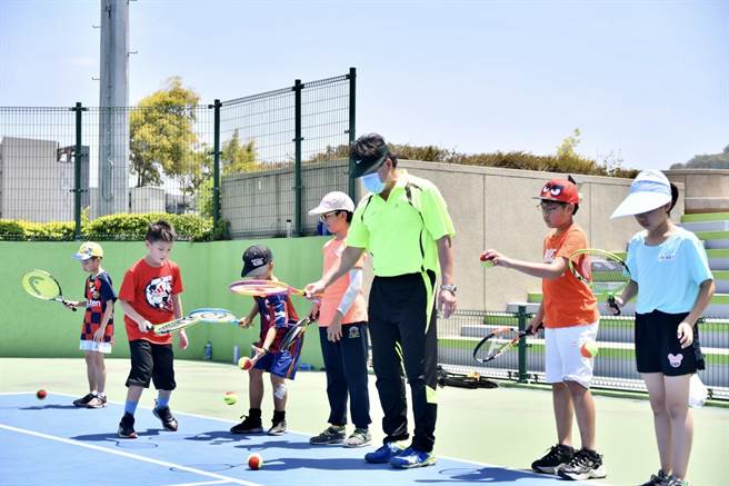最萌母亲节！台中迷你网球温馨登场。（台中市府提供／卢金足台中传真）