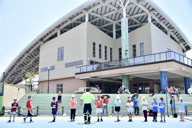 最萌母亲节！台中迷你网球温馨登场。（台中市府提供／卢金足台中传真）