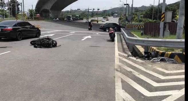 通霄镇白沙屯拱天宫附近台1线，8日发生机车与汽车车祸，造成1名李姓高职生丧命。（读者提供／谢明俊苗栗传真）
