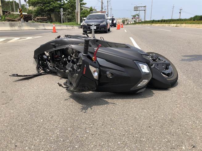 通霄镇白沙屯拱天宫附近台1线，8日发生机车与汽车车祸，造成1名李姓高职生丧命。（读者提供／谢明俊苗栗传真）