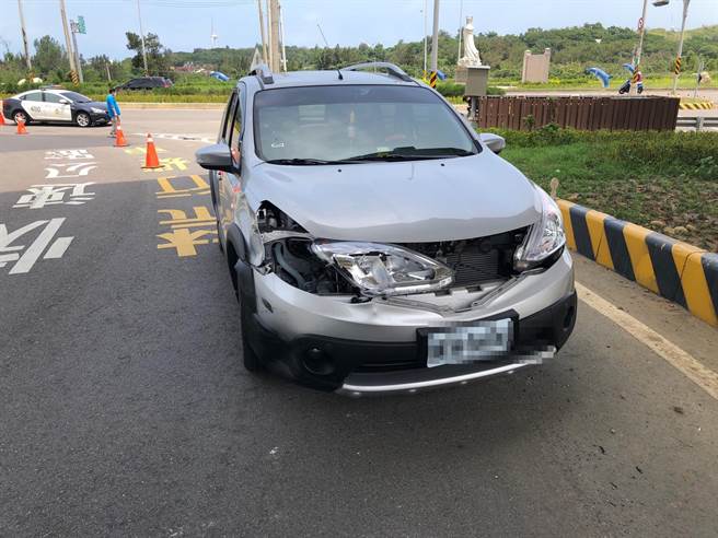 通霄镇白沙屯拱天宫附近台1线，8日发生机车与汽车车祸，造成1名李姓高职生丧命。（读者提供／谢明俊苗栗传真）