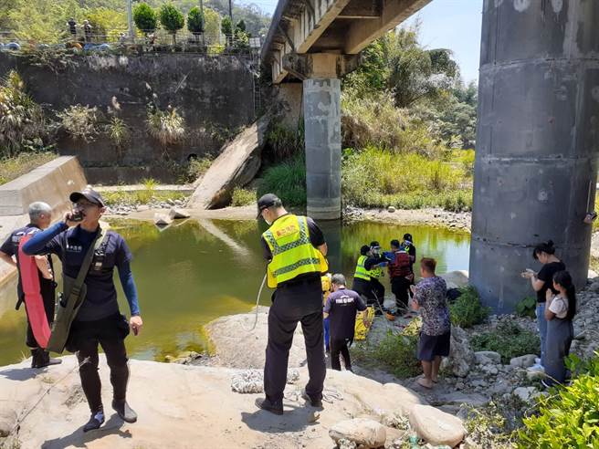 据了解，2家庭不太熟悉，只认识几天，适逢母亲节，且这几天天气炎热，2家庭相约头汴坑溪烤肉。（读者提供／张妍溱台中传真）（民眾提供，张妍溱／台中传真）