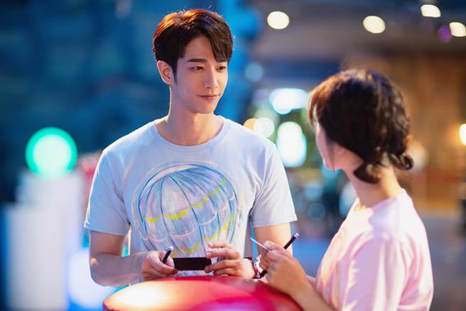 劉以豪與沈月在劇中浪漫談情。（劉以豪工作室提供）