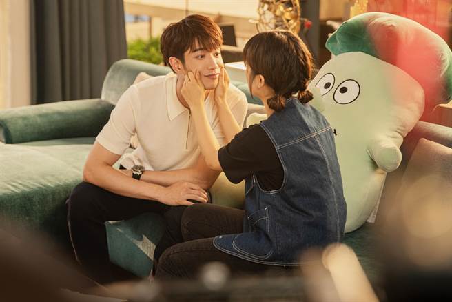 劉以豪與沈月在劇中浪漫談情。（劉以豪工作室提供）