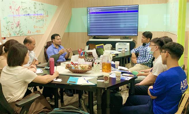 先进医资创办人黄兆圣（中左）大方分享因病弃医创业心路歷程，令在场同学为之动容。（柯宗纬翻摄）