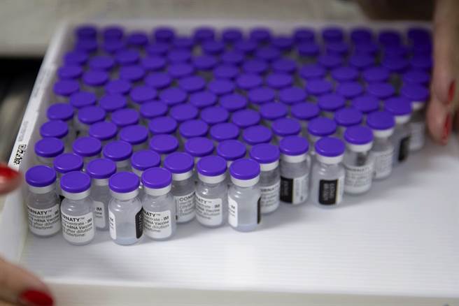 美国总统拜登宣布支持豁免新冠疫苗专利引起药厂反弹，根据华府内部文件，拜登政府事实上也相当担心此举会让敏感制药技术外泄给大陆或俄罗斯，进一步损害美国对大陆的竞争优势。（资料照／美联社）