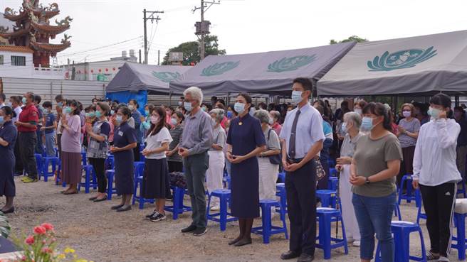 洪小鈴、周詠軒參加浴佛大典，虔誠祈願。（大愛電視台提供）