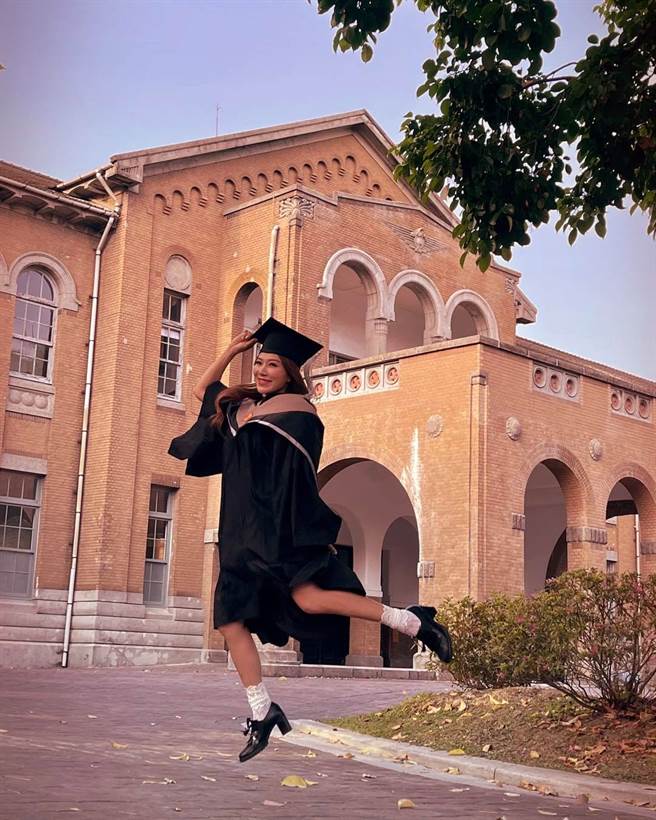 佩甄上个月晒身穿硕士服的跳跃照，开心宣布终于要从台大EMBA毕业了。（图／取材自李佩甄脸书）