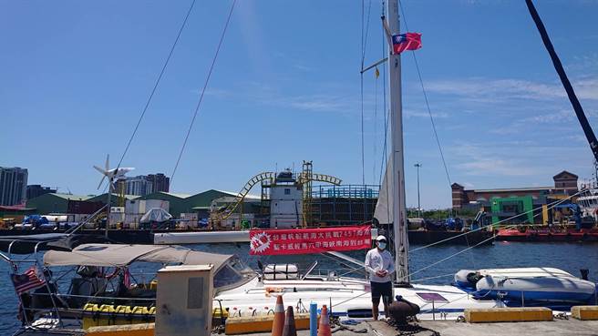 船長陳嘉峰感嘆台灣身為海洋島國，對船隻進出港相關規定卻不友善。（程炳璋攝）