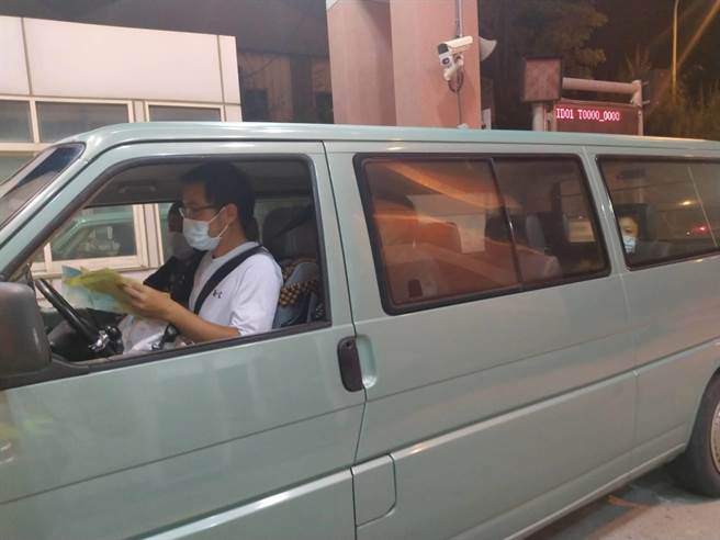 船上5名船員直到9日凌晨2時才下船，搭防疫專車前往居家檢疫。（讀者提供／程炳璋台南傳真）