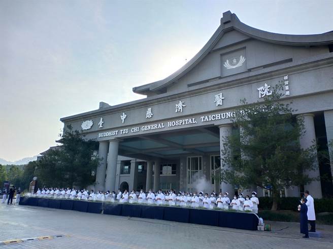 台中慈濟醫院防疫升級，將浴佛典禮移到戶外。（台中慈濟醫院提供／陳淑娥台中傳真）