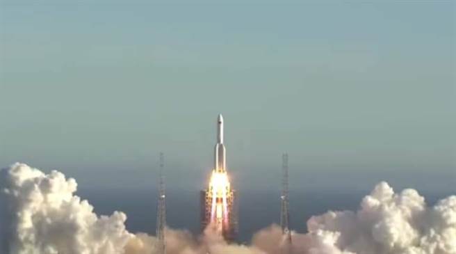 张竞》担心被重返的火箭推进器砸到？(图/爱传媒提供)