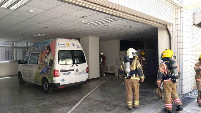 卫福部台南医院新化分院地下室冒出浓烟，所幸及时扑灭。（民眾提供／曹婷婷台南传真）