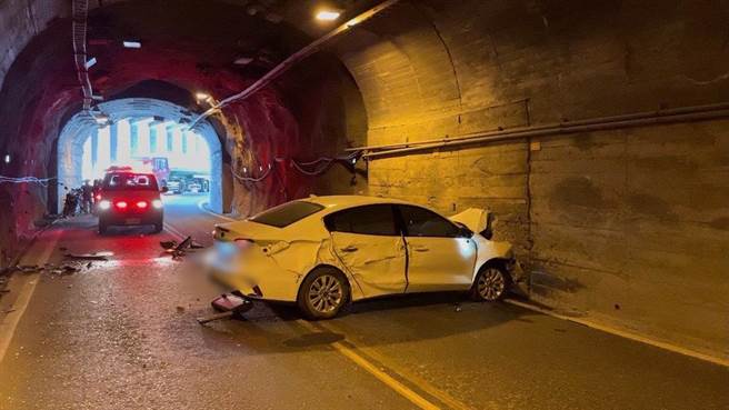 苏花公路、台9丁线61.2公里处和中隧道内，今天早上发生一起自小客车自撞隧道意外。（警方提供／罗亦晽花莲传真）