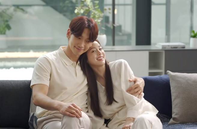 Rain和老婆金泰希合体拍广告。(图／翻摄自YouTube)