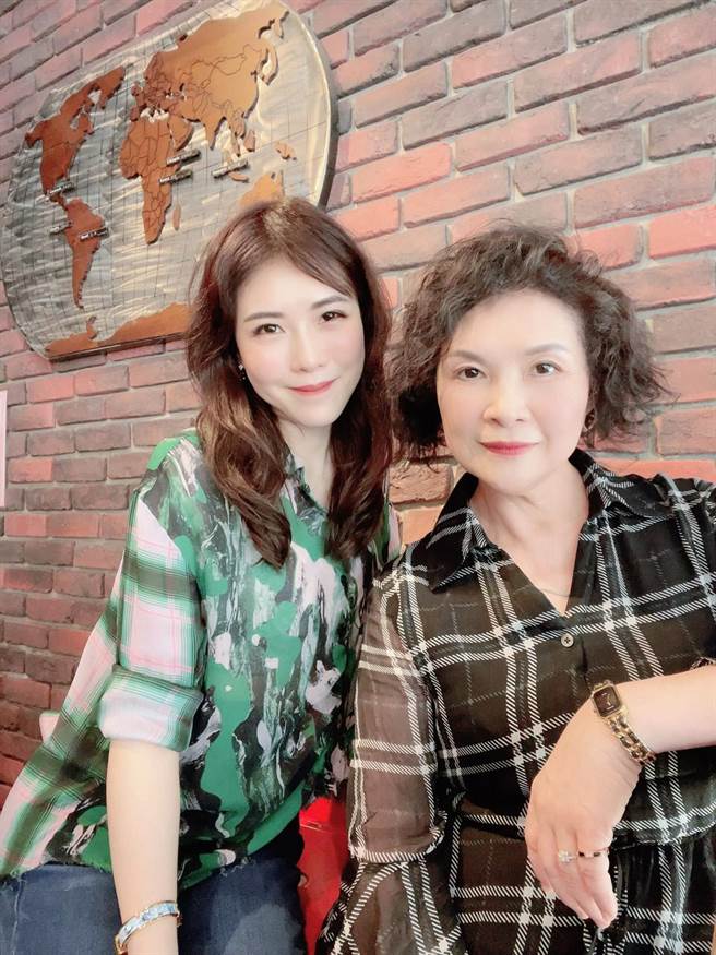 吴申梅（左）和妈妈情同姊妹。（音圆唱片提供）