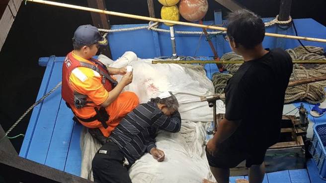 船长失足落海，海巡人员协助救援。(海巡署提供)