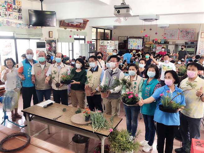 台南市佳里区礼化社区发展协会今天举办「110年节能减碳宣导暨感恩花漾妈咪活动」，透过亲子花艺创作活动，活络亲子感情。（读者提供／刘秀芬台南传真）