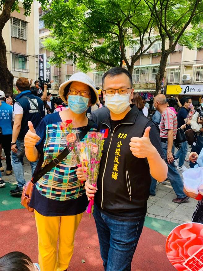 國民黨台北市議員羅智強今（9）日到內湖宣傳反萊豬公投。（取自臉書）