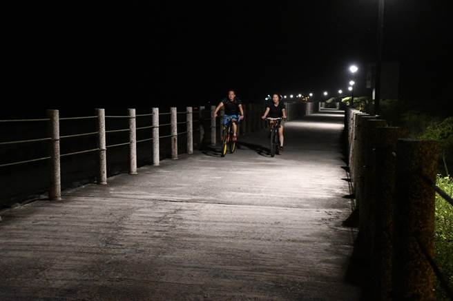 花莲县吉安乡化仁海堤旁的步道是不少民眾运动好去处，吉安乡公所为提升周边的夜间安全性，去年向九河局争取近100万元的经费，在沿线设置20盏新路灯。（吉安乡公所提供／罗亦晽花莲传真）