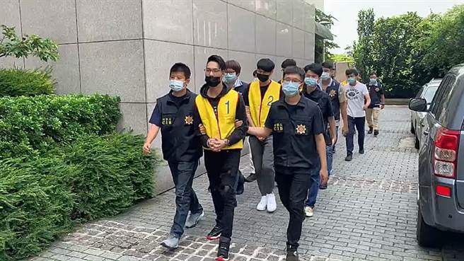 李姓男子（左2）虽是服侍女客的男公关，却加入竹联帮、统促党，以黑道名号讨暴力债，被逮捕送办。（翻摄画面）