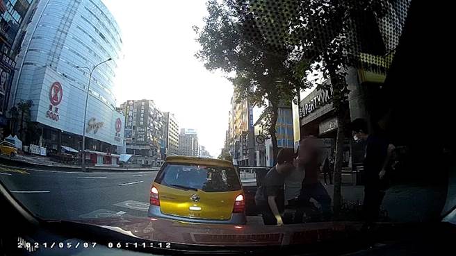 警方趁李欢唱后上计程车，赶紧收网逮人。（翻摄画面）