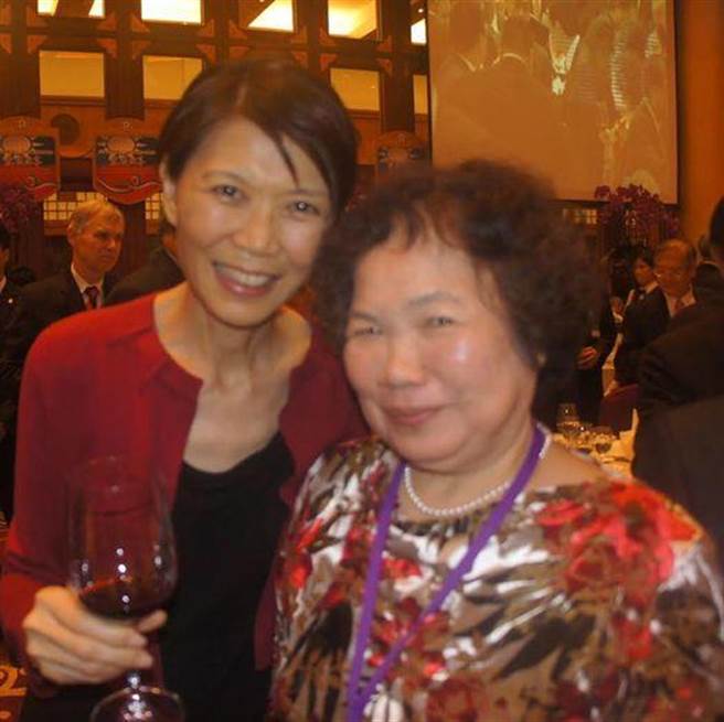 羅智強岳母黃彭惠敏女士（右）與周美青合照。（取自羅智強臉書）