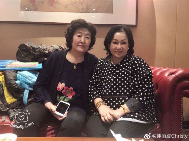 锺丽缇妈妈和张伦硕妈妈也难得同框，双姝开心露灿笑，画面温馨。（图／取材自锺丽缇微博）