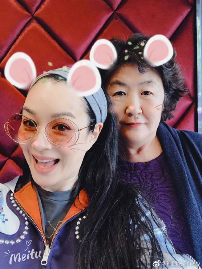 锺丽缇和婆婆套用超萌特效自拍，婆媳关系相当融洽。（图／取材自锺丽缇微博）