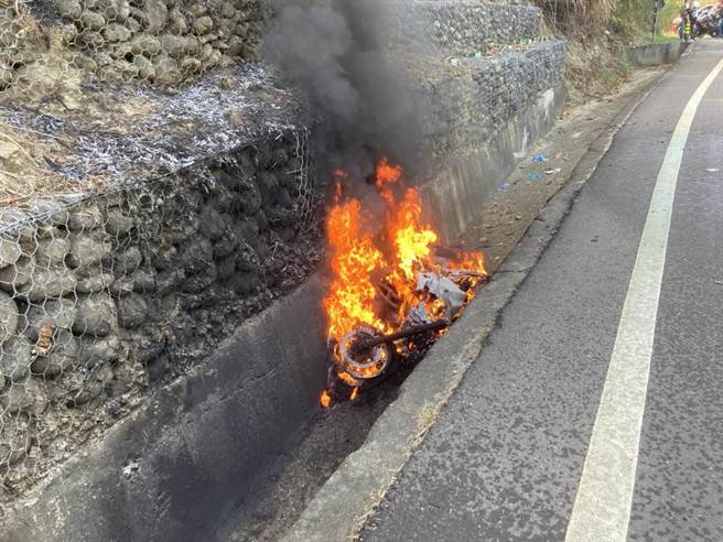台3線台南南化區路段387.5處今天上午8點30分左右發生重機車禍，車子燒成火球。(讀者提供／劉秀芬台南傳真)