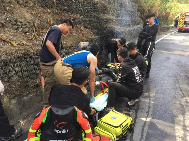 台3線台南南化區路段387.5處今天上午8點30分左右發生重機車禍，41歲黃姓男騎士疑似失控自摔，送高雄旗山醫院搶救。(讀者提供／劉秀芬台南傳真)