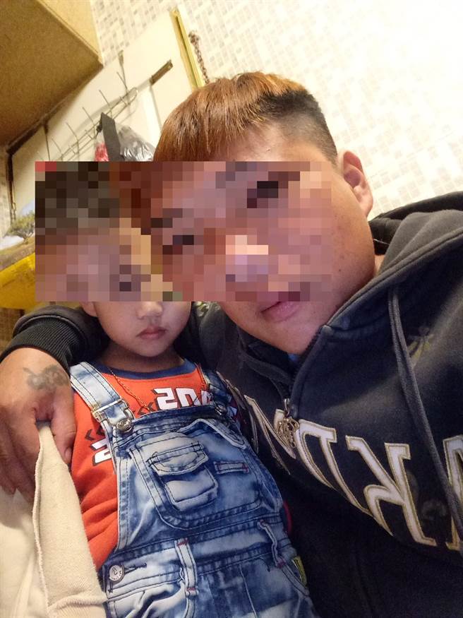 李姓男童父亲指出，他跟陈姓男子在工地认识，为了庆祝母亲节与家人到溪边烤肉玩耍，刚好遇到陈与其家人，他怀疑当时是陈男拉住小孩的脚，孩子不断求救，他担心没经济能力处理后事，考虑对陈追究责任。（民眾提供）