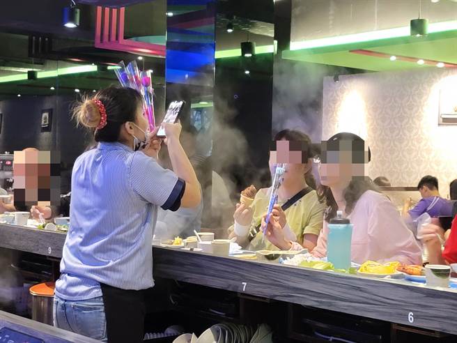 北投火锅店母亲节送来店女客康乃馨，网po文讚爆店家超贴心。(照片/《我是北投人》粉丝团 授权提供)