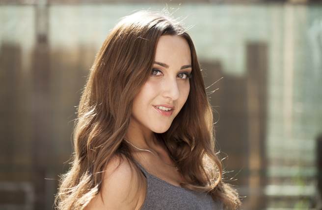 射手座、双子座及水瓶座的女性习惯把自己隐藏的很深，她们最善于装傻，明明什么都知道，却不轻易表态，是隐藏版的狠角色。（图／Shutterstock）