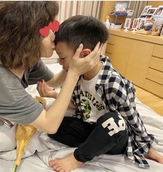 徐若瑄（左）收到兒子Dalton親手寫信祝她母親節快樂，讓她很感動。(翻攝徐若瑄IG)