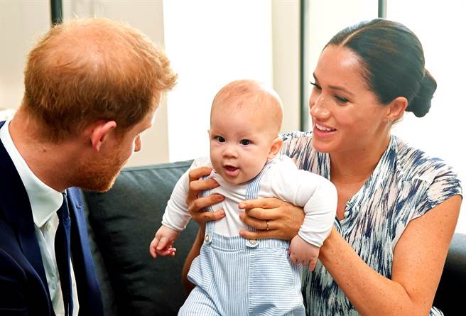 哈利王子与梅根的儿子亚契（Archie）于6日欢庆2岁生日，英媒报导，亚契和女王伊丽莎白二世视讯时说着一口美国腔英语。（资料照／TPG、达志影像）