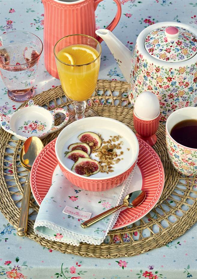 GREENGATE BELLE系列嘉年华花园，延续品牌经典图样，搭配鲜明色调推出具度假气息的新品。（GREENGATE提供）