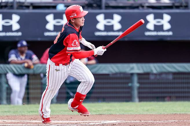 刘基鸿第3打席换回平时使用球棒敲出致胜安。（陈麒全摄）