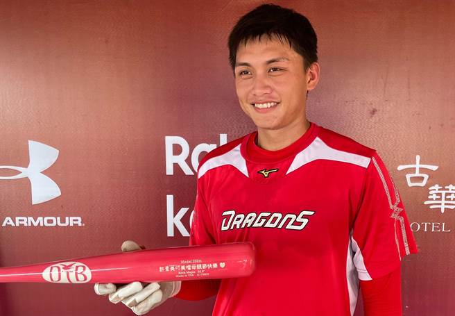 味全龙刘基鸿为了今天母亲节特别拿了特制的粉红色球棒。（毛琬婷摄）