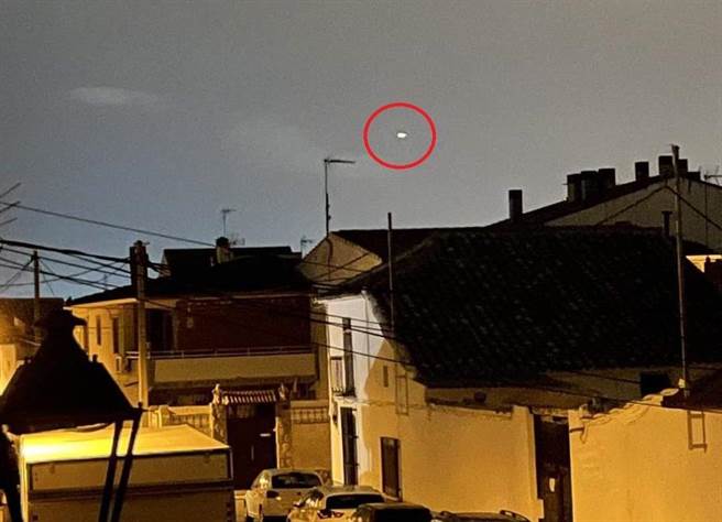 網民拍攝到殘骸落海前在空中發亮的照片，並稱顯然大部份殘骸皆已燃燒銷毀。（圖／推特@Liptonfindx)
