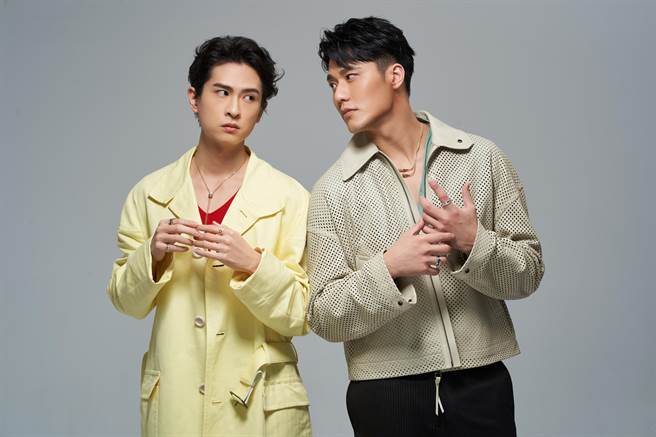 石知田与张睿家身穿Ferragamo新装搭配Boucheron饰品，石知田配戴Quatre Classique系列长项炼，29万7000元、戒指，17万1500、Quatre Clou de Paris系列戒指，6万6500、Quatre Radiant系列戒指，13万7000元。（服装／Ferragamo、饰品／Boucheron、摄影／JOJ PHOTO）