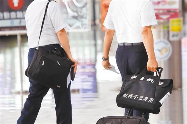 外界指责机师打疫苗意愿低，台北市议员张斯纲却指出，其实机师有很多苦衷。（图非当事人，范扬光摄）
