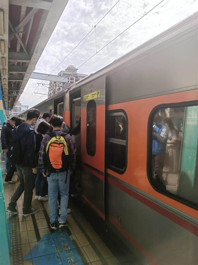 太魯閣號事故，台鐵已發罹難者慰問金及補償金。圖為台鐵列車。（簡立欣攝）